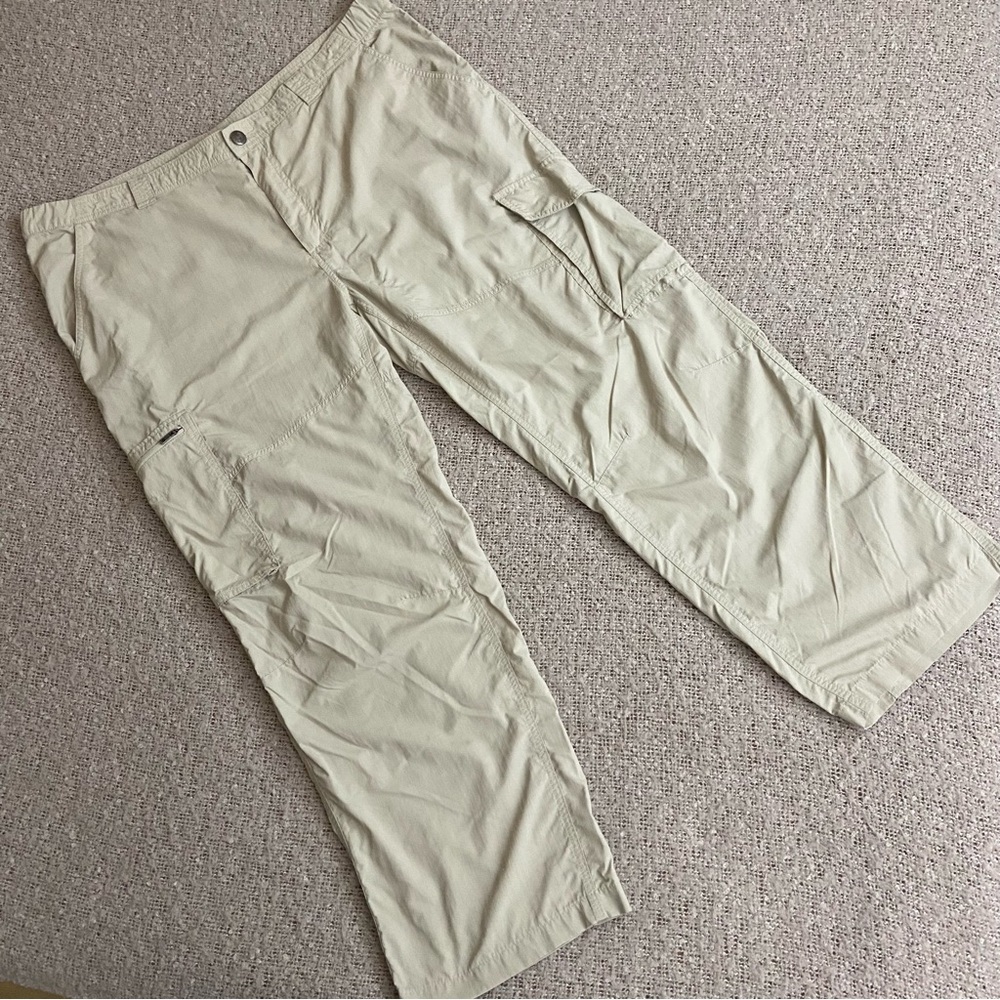 Columbia Beige Lightweight Athletic Straight Leg Cargo Pants